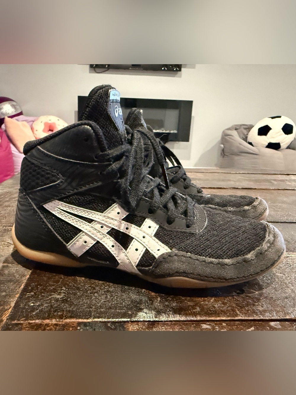 ASICS Kids Black wrestling Sneakers with White Stripes and Gum Sole size 2